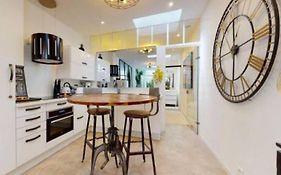 BANDOL Magnifique appartement en RDC cour sans vis à vis 5mn plage