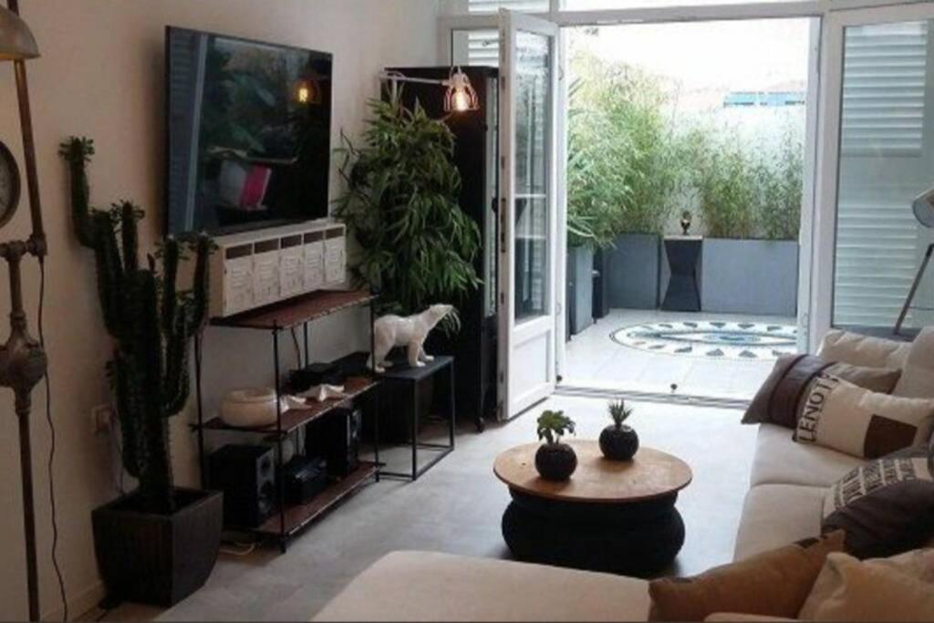 BANDOL Magnifique appartement en RDC cour sans vis à vis 5mn plage Extérieur photo